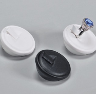 Espositori vetrina Italia per anello inclinato