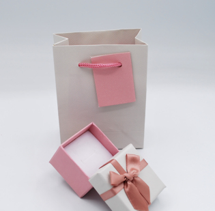 Serie Astucci Sulmona con sacchetto coordinato e fiocco rosa applicato - 7 di 10